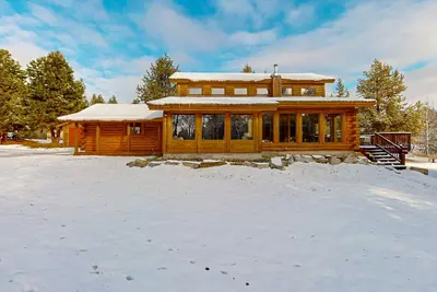 Image de , Propriété arborée calme avec une terrasse magnifique et une cour expansive!