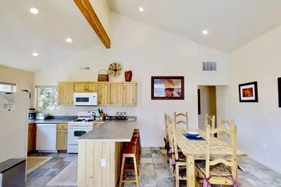 Image de Condo de 3 chambres à coucher qui accepte les animaux de compagnie, superbes vues sur le mont Moab, piscine extérieure chauffée, garage à vélos