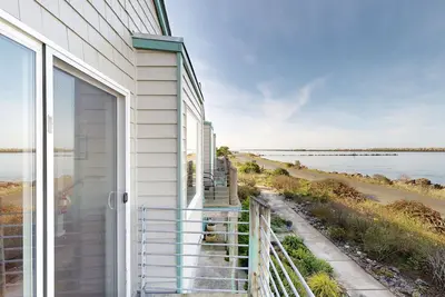 Image de Belle maison de ville bayfront w \/ vues étonnantes de pont, à côté du parc d'État!