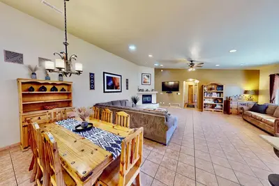 Image de Townhome de luxe 4 chambres, 2 salles de bain avec bain à remous privé à seulement deux pâtés de maisons de la rue principale de Moab