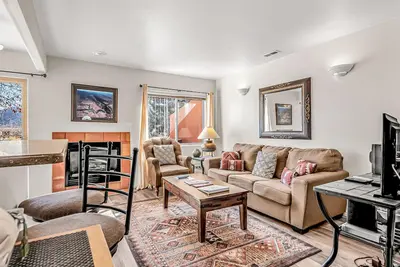 Image de Condo adapté aux chiens w \/ vues, accès partagé piscine saisonnière, et bain à remous privé!