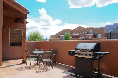 Image de Townhome spacieux offre piscine partagée en saison & bain à remous & excellent emplacement