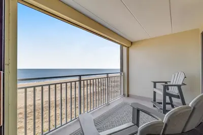 Image de Condo riverain confortable - à quelques pas de la plage et des restaurants!