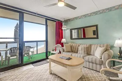 Image de Paradis en bord de mer rénové avec accès à la plage et commodités telles que des piscines!