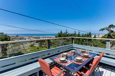 Image de maison de Oceanview w \/ une belle terrasse et terrain de jeu privé, des blocs de la plage!