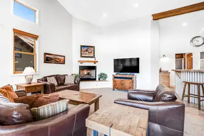 Image de Condo contemporain w \/ piscine partagée, bain à remous, à proximité des parcs et du centre-ville de Moab!