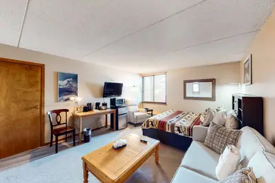 Image de Efficacité confortable sur Village Square, marchez sur les pistes avec bain à remous commun!