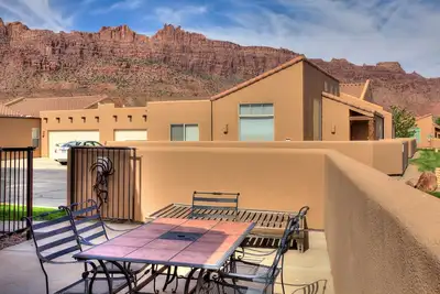 Image de Dog-friendly home w \/ bain à remous privé, piscine partagée et vue sur la montagne à Rim Village