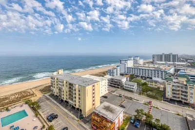 Image de Condo avec vue sur la mer et balcon privé, accès à la piscine partagée - à pied de la plage!