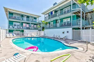 Image de Peek-a-boo oceanview condo w / piscine partagée & prime emplacement 1 bloc de la plage!