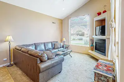 Image de Spacieux les chiens condo w \/ bain à remous de saison partagée et à la piscine!