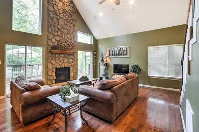 Image de Lakefront Blue Eye Cottage w / Hot Tub & Fire Pit!