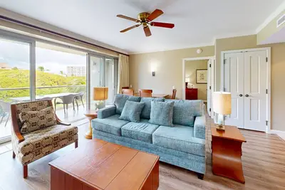 Image de Waterfront condo w / vue partielle sur l'océan, piscines du complexe, bains à remous! Conviviale et familiale!