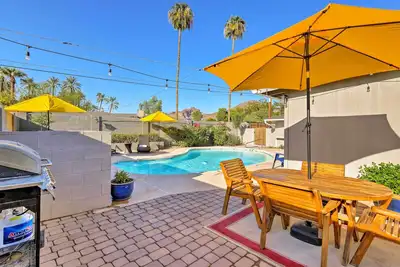 Image de Phoenix House w \/ Pool & Grill-8 Miles au centre-ville!