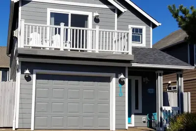 Image de Maison lumineuse avec balcon et vue partielle sur l'océan - à 2 pâtés de maisons de l'eau et de la plage de Nye!