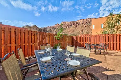 Image de Oasis du désert à deux étages, idéale pour les familles, avec vue sur la montagne, bain à remous privé