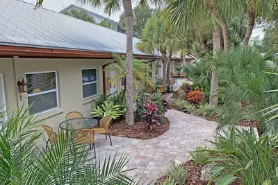 Image de Propriété Lakefront sur Siesta Key parmi les paysages tropicaux W \/ Heated Pool