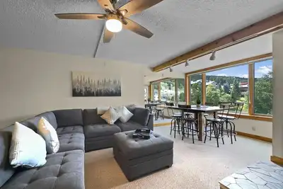 Image de Sh404 Timeless Classic Ski Condo.