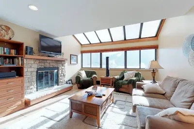 Image de Suite penthouse améliorée avec bain à remous partagé - promenade dans les ascenseurs!