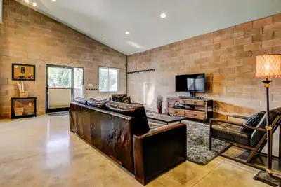 Image de Escapade pour les familles sur la rue principale w \/ foyer partagé et bain à remous