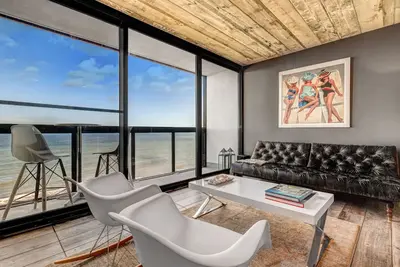 Image de Condo bordé en bord de mer avec piscine, salle de sport, salle de jeux, accès privé à la plage