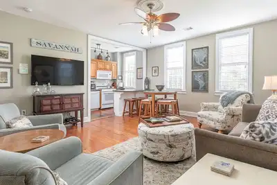 Image de Large 3br 2. 5ba, Perfect Location, Parking gratuit