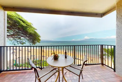 Vues incroyables de ce condo front de mer w / véranda, plus piscine et bains à remous