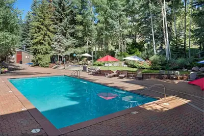 Image de Marchez jusqu'à Vail & Lionshead, environ 100 mètres de la télécabine Eagle Bahn, vue sur Vail Mtn, piscine / bain à remous de saison