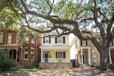 Image de Restez avec Lucky Savannah: Maison historique de 3 chambres sur rue ombragée de chêne