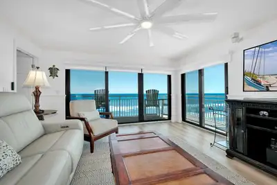 Image de Sunrise Paradise, 2\/2 Condo Corner récemment mis à jour, face à la mer, plage No-Drive!