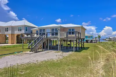 Belle Dauphin Island Cottage w / Deck & Gulf Views