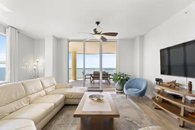 Image de Unité Beach Colony East Penthouse 16a-Beach Front avec une vue imprenable!