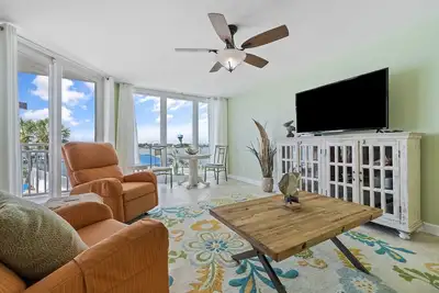 Image de SeaSpray Riverside 214- Vues sur la baie depuis la terrasse avec intérieur côtier!