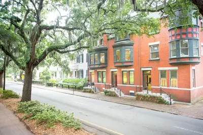 Image de Restez avec Lucky Savannah: Maison bien rangée en rangée donnant sur le parc Forsyth