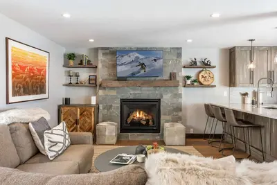 Image de À quelques pas de l'arrêt de bus, accès facile à la montagne de Vail, bain à remous privé, idéal pour les groupes et les familles!