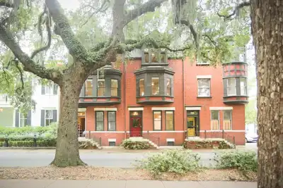 Image de Restez avec Lucky Savannah: Maison bien rangée en rangée donnant sur le parc Forsyth