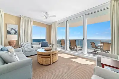 Image de Indigo West 801 avec cabane privée au bord de la piscine et vue sur la plage!