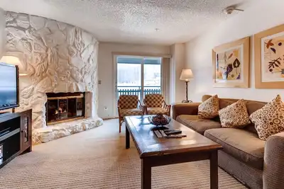 Image de Spacieux Condo entre Vail & Lionshead Villages, piscine et bain Ă remous | Evergreen 503