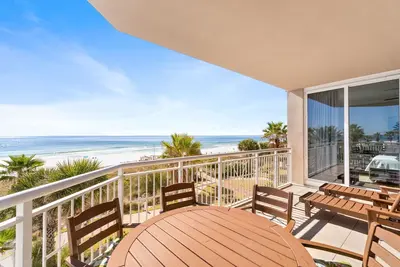Image de Indigo West 301 - Vue sur la plage avec intérieur luxueux et commodités!