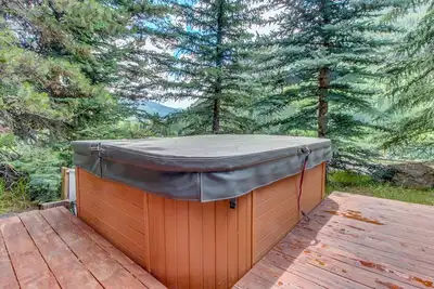 Image de Accueil chaleureux w / bain à remous et vue sur la montagne privé! Seulement sept minutes des pistes!