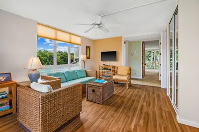 Image de Profitez des alizés fraîches à cette vue partielle sur Cliffs condo # 5201 à la station de Princeville