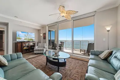 Image de Indigo East 906 - Vue sur la plage avec intérieur luxueux et commodités!