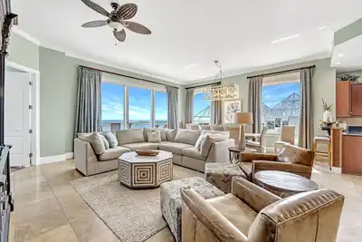 Indigo West 2103 - Penthouse en front de mer avec intérieur luxueux!