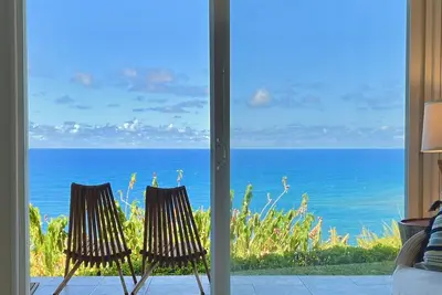 Image de Vue incroyable sur l'océan à partir des falaises de Princeville sur la belle Kauai
