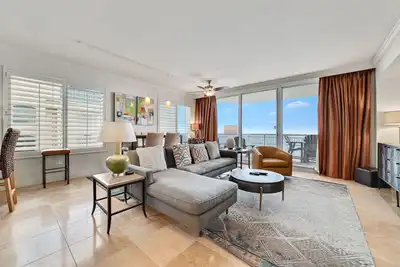 Image de Indigo East 1801-Beach Front + Bonus Den w / Intérieur luxueux et commodités!