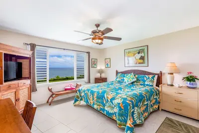 Image de Récemment rénové avec des vues spéciales de ce condo de 2 chambres donnant sur l'océan Pacifique