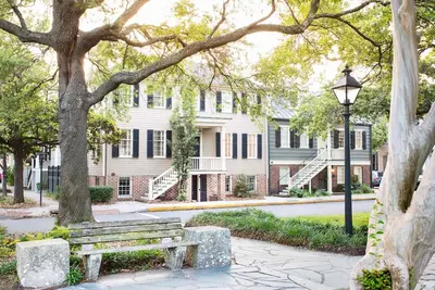 Image de Restez avec Lucky Savannah: maison de jardin moderne aménagée dans le quartier historique