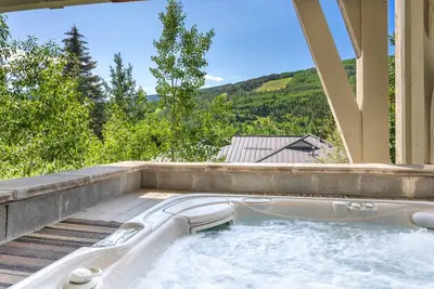 Image de 3 suites king! Maison unifamiliale, idéal pour les grands groupes, bain à remous privé, terrasse avec vue sur le Mtg!