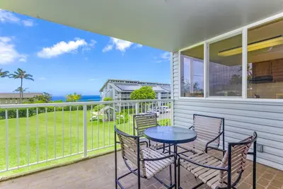 Image de Détendez-vous dans ce condo décontracté pour vos vacances à Kauai et profitez d'une vue lointaine sur l'océan