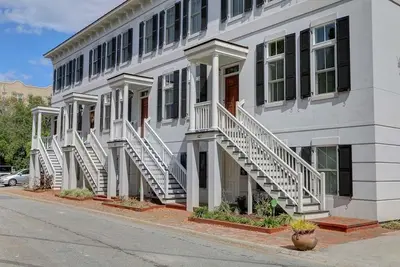 Restez local à Savannah: Maison de ville sur 3 étages avec parking couvert au parc Forsyth
